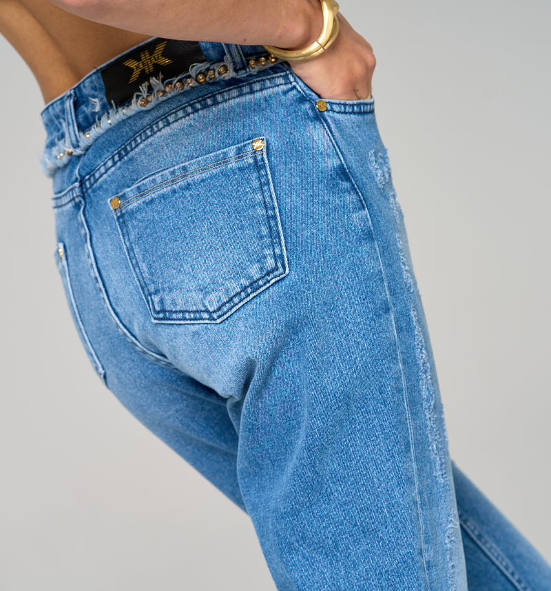 Streng limierte High Waist Loose Fit Jeans mit goldenen Nieten und Glassteinen mit dezentem destroyed Effekt