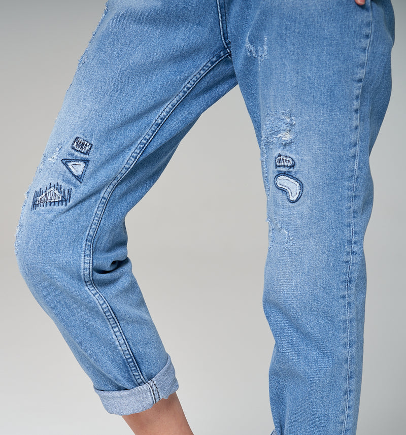 Streng limitierte Loose Fit High Waist Jeans aus authentischem derben Denim mit destroyed Effekten
