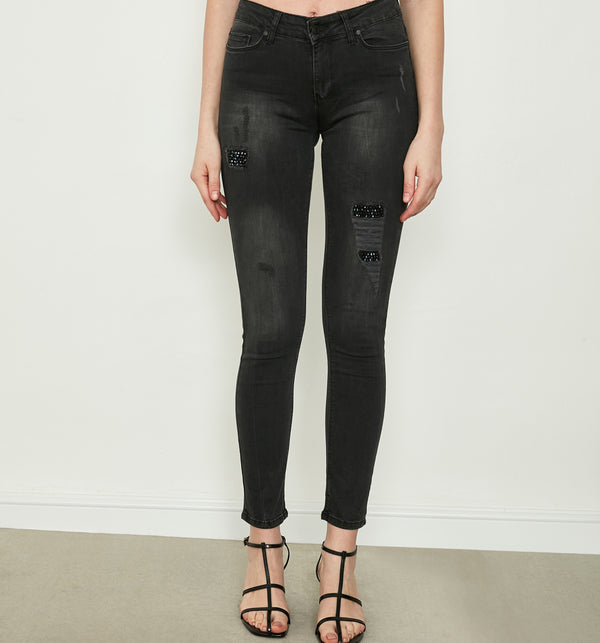 Skinny Fit Jeans mit mittlerer Leibhöhein Anthrazit. Destroyed Effekte an Oberschenkel und Knie, verziert teilweise mit handgenähten dunklen Perlen.  Wir empfehlen eine Größe kleiner 97% Baumwolle, 3% Elasthan Handwäsche bei 30°C 