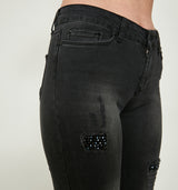 Skinny Fit Jeans mit mittlerer Leibhöhein Anthrazit. Destroyed Effekte an Oberschenkel und Knie, verziert teilweise mit handgenähten dunklen Perlen.  Wir empfehlen eine Größe kleiner 97% Baumwolle, 3% Elasthan Handwäsche bei 30°C 