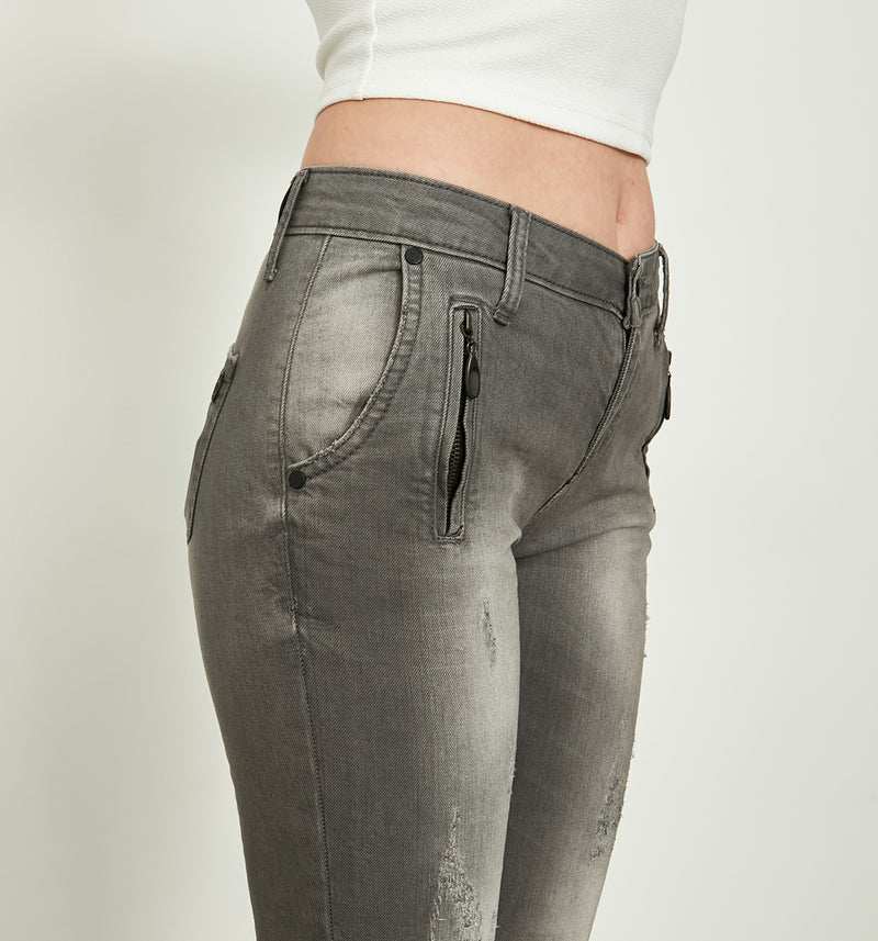 Graue Anti Fit Jeans mit seitlichen Einschubtaschen und Zier-Reißverschlüssen. Schlichte Po-Taschen und Knöchellänge.  Wir empfehlen die gewohnte Größe für einen lässigen Sitz oder eine Nummer kleiner für Slim Fit 97% Baumwolle, 3% Elasthan Handwäsche bei 30°C   
