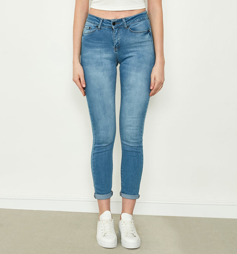 Basic Skinny Jeans mit mittlerer Leibhöhe. Angenehmer Tragekomfort dank Soft Stretch.     Wir empfehlen die gewohnte Größe 97% Baumwolle, 3% Elasthan Handwäsche bei 30°C  