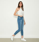 Basic Skinny Jeans mit mittlerer Leibhöhe. Angenehmer Tragekomfort dank Soft Stretch.     Wir empfehlen die gewohnte Größe 97% Baumwolle, 3% Elasthan Handwäsche bei 30°C  