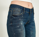Slim Fit Jeans sehr angehehme Leibhöhe. Händisch aufgebrachte farbspritzer geben der Hose einenr Kreativen Charakter.  Wir empfehlen eine Größe kleiner zu bestellen. Diese Hose weitet sich beim Tragen durch Körperwärme 97% Baumwolle, 3% Elasthan Handwäsche bei 30°C 